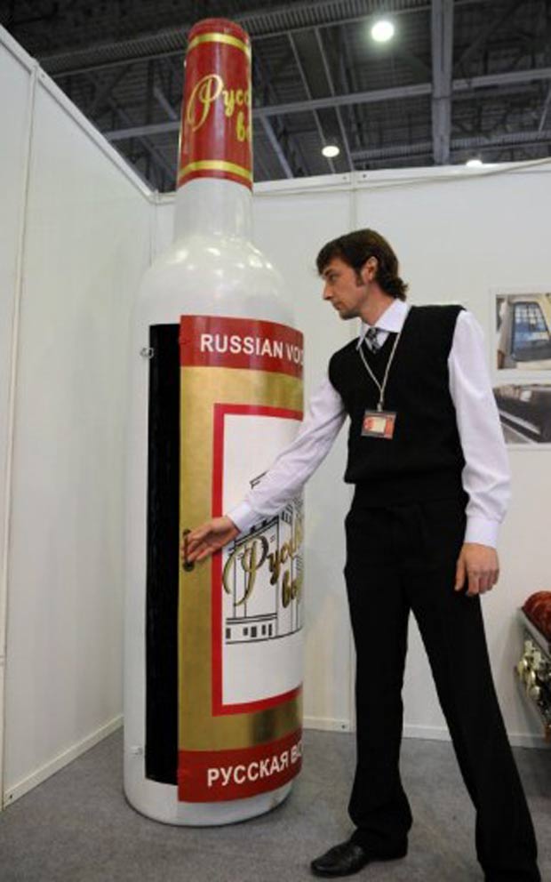 Caixão em formato de garrafa de Vodka foi exibido em Moscou. (Foto: Kirill Kudryavtsev/AFP)