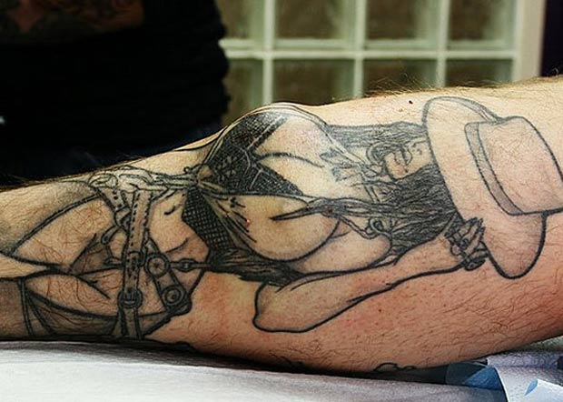 Em 2008, o canadense Lane Jensen resolveu dar mais 'vida' a uma tatuagem em sua perna. Assim, decidiu colocar implantes de silicone no desenho de uma mulher com seios fartos. (Foto: Divulgação)