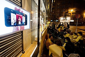 Consumidores fazem fila em frenta à loja de uma operadora na cidade de Antwerp, na Bélgica, à espera do iPhone 4S (Foto: AFP)