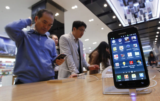 Consumidores observam o smartphone Galaxy S II, da Samsung (Foto: Jo Yong-Hak/Reuters)