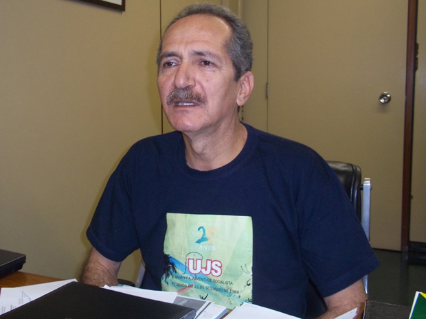 Aldo Rebelo, nesta sexta, em seu gabinete, na Câmara, usando uma camiseta da União da Juventude Socialista, entidade ligada ao PC do B, partido do ministro (Foto: Lucas Cyrino / G1)