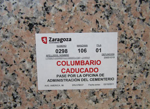 Aviso indica que há dívidas referentes à cova no cemitério (Foto: M. Santonja/prefeitura de Zaragoza)