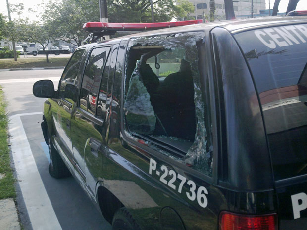 Carro da Polícia Civil danificado durante confronto na USP (Foto: Kleber Tomaz/G1)