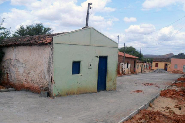 Após obras de pavimentação, casa ficou no meio de uma pista. (Foto: Romulo Rebelo/Canudos.Net)