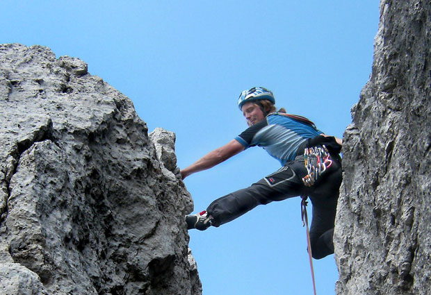 Andy Holzer durante uma de suas escaladas (Foto: Caters)