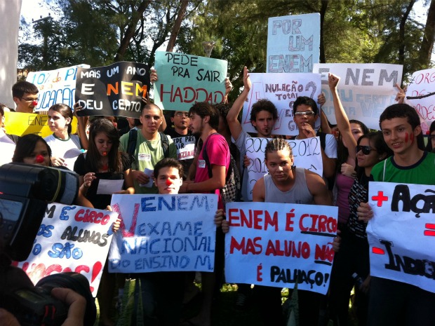 Alguns alunos se vestiram de preto em referência ao "luto da educação" (Foto: André Teixeira/G1)