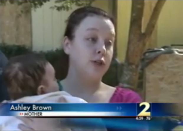 Ashley Brown segura bebê depois de precisar jogá-lo pela janela. (Foto: Reprodução/WSBTV)
