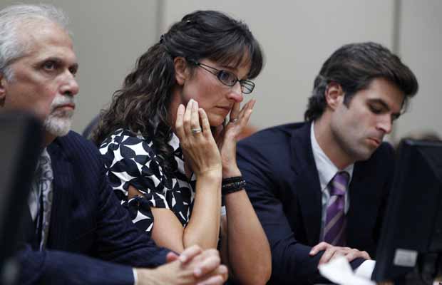 Stacy Schuler chora durante julgamento nesta quinta-feira (27), ao ouvir relato de mãe de um dos adolescentes com quem teria feito sexo (Foto: AP)