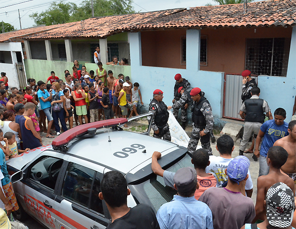 População se concentra para acompanhar remoção do corpo do chefe de segurança em João Pessoa (Foto: Walter Paparazzo/G1)
