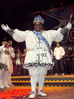 Milton foi eleito Rei Momo pelo quarto ano seguido (Foto: Rodrigo Vianna / G1)