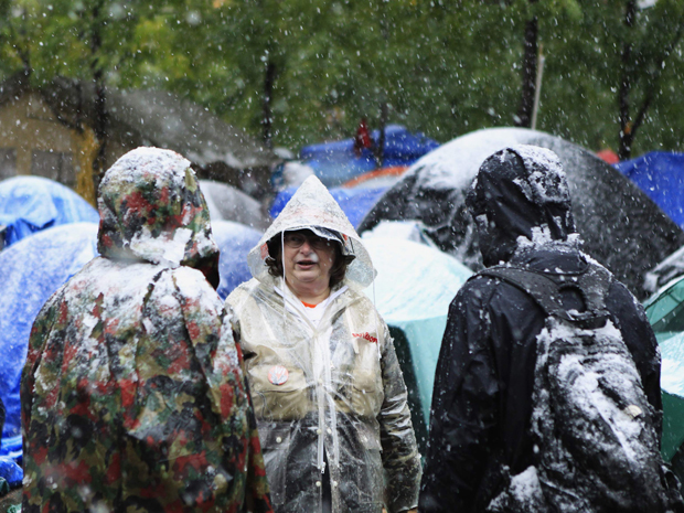 Manifestantes do movimento "Ocupe Wall Street" seguem acampanhos em parque de Nova York (Foto: Reuters)