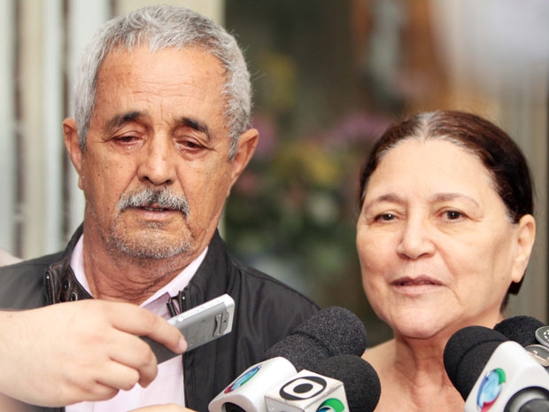 Francisco e Helena falaram com a imprensa na saída do Hospital Santa Cruz, em Curitiba (Foto: Agência Estado)