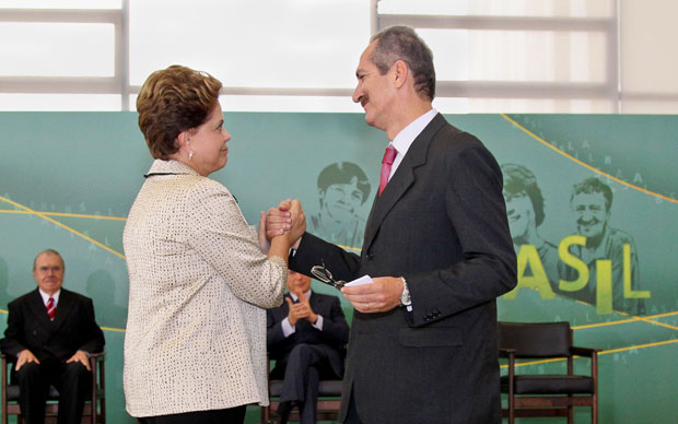 Presidente Dilma Rousseff cumprimenta o novo ministro do Esporte, Aldo Rebelo (Foto: Roberto Stuckert Filho / Presidência)
