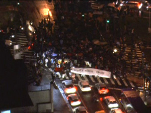 Alunos chegaram a fechar rua (Foto: Reprodução/TV Globo)