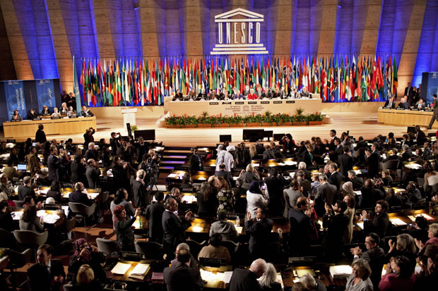 Plenário da Unesco após a votação da adesão palestina nesta segunda (31) (Foto: AP)
