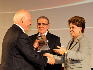 Dilma Rousseff e o economista Luiz Gonzaga Belluzzo entregam prêmio ao empresário Jorge Gerdau (Foto: Roberto Stuckert Filho/PR)