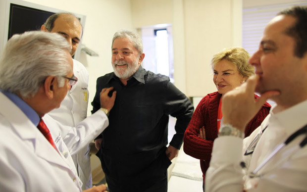 O ex-presidente Luiz Inácio Lula da Silva com a equipe médica do Hospital Sírio-Libanês nesta segunda (Foto: Divul / Instituto Cidadania)