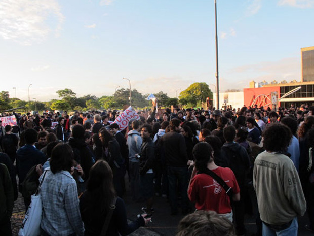 Centenas de alunos participam da manifestação nesta segunda-feira (Foto: Raphael Prado/G1)