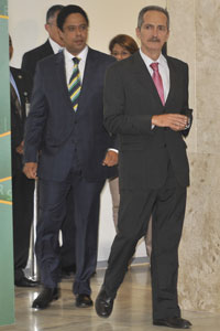 Orlando Silva (esq.) e Aldo Rebelo no Palácio do Planalto, na cerimônia de posse do segundo no cargo de ministro do Esporte  (Foto: José Cruz  / Agência Brasil)