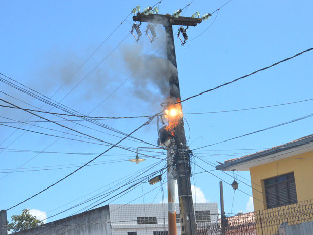 Curto-circuito em fiação de poste termina com fogo em João Pessoa (Foto: Walter Paparazzo/G1)