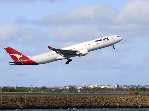 Aeronave da Qantas decola de Sidney, na Austrália, após decisão da Justiça que obrigou a retomada dos voos (Foto: Rick Rycroft / AP)