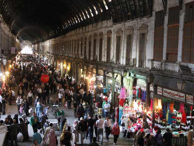 Mercado de Souk al-Hamidieh, na cidade velha de Damasco, capital da Síria, na noite desta segunda-feira (31) (Foto: AP)