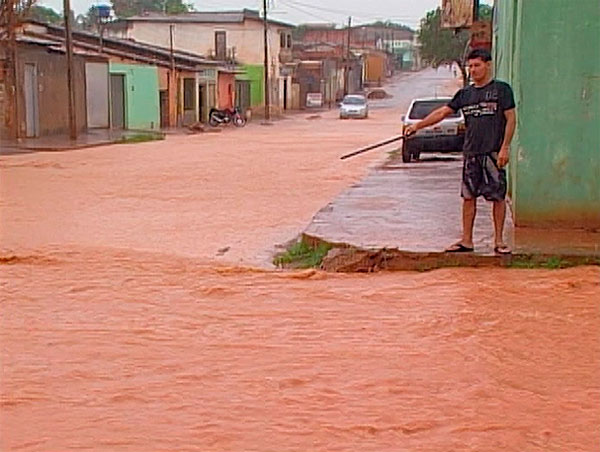 Chuva em Barreiras (Foto: Reprodução/TV Oeste)