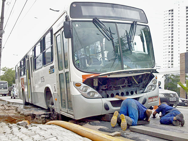 Ônibus cai em buraco aberto por rompimento de tubulação em Boa Viagem (Foto: Kety Marinho / TV Globo)