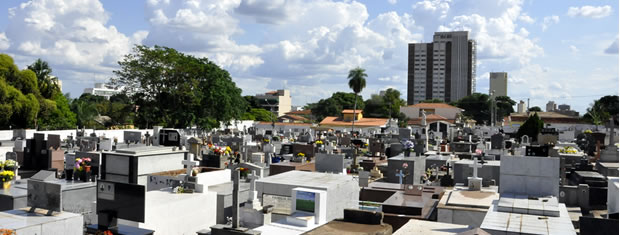 Cemitério da piedade em Cuiabá (Foto: Ericksen Vital / G1 MT)