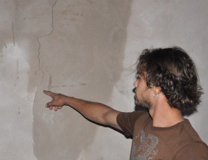 Pedreiro exibe rachadura em muro de obra (Foto: Ricardo Campos Jr./G1 MS)