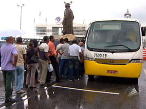 População utiliza ônibus por causa de problemas no Elevador Lacerda (Foto: Reprodução/ TVBA)