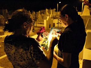 População vai ao cemitério rezar pelos finados antes de ir à festa na praça. (Foto: Eduardo Queiroz / Agência Diário)