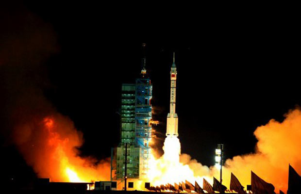 Foguete que leva a Shenzhou VIII é lançado do Centro de Lançamento de Satélites Jiuquan, nesta terça-feira (1º) (Foto: AFP)