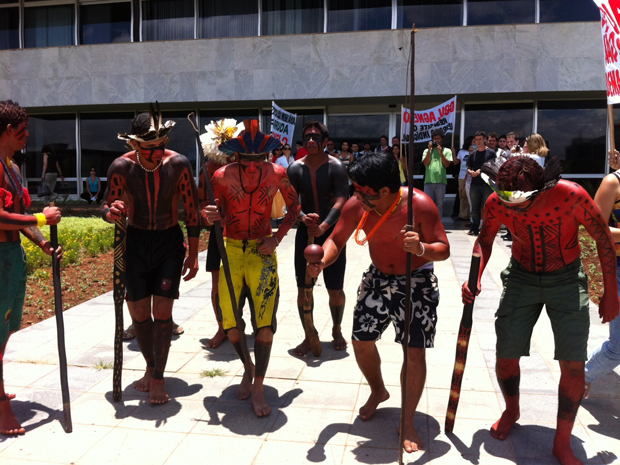 Manifestantes que pedem a manutenção do santuário indigenas no Noroeste fazem protesto em frente ao Palácio Buriti, em Brasília (Foto: Mariana Zoccoli/G1)