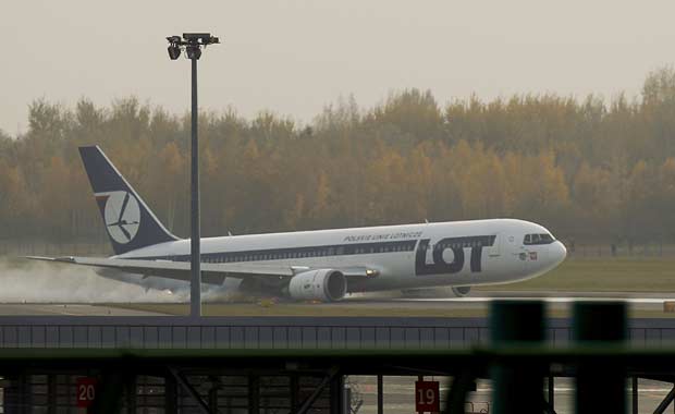 Boeing 767 da companhia polonesa LOT faz pouso de emergência nesta terça-feira (1º) no aeroporto de Varsóvia. O avião vinha de Newark com 230 pessoas a bordo. Ninguém ficou ferido, segundo a imprensa local (Foto: Reuters)