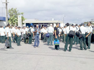 Motoristas de empresa de ônibus protestam em Jaboatão (PE) (Foto: Kety Marinho / TV Globo)