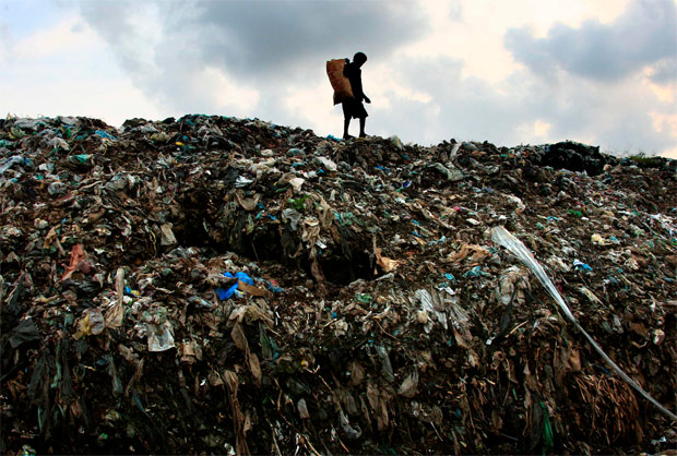 Catador de lixo em Colombo, no Sri Lanka. (Foto: Reuters)