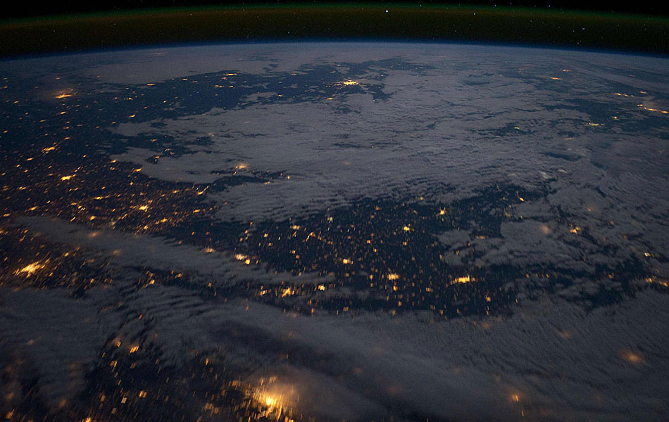 Foto mostra o Leste Europeu durante a noite. No centro da imagem é possível ver as luzes de Budapeste, na Hungria. No topo da imagem está Kiev, na Ucrânia.