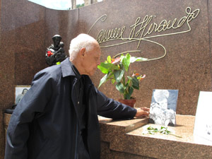 Bob Lester coloca fotos de Carmen Miranda no túmulo da artista (Foto: Lilian Quaino/G1)