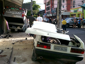 Acidente envolvendo carro da perícia forense deixa cinco feridos em Fortaleza (Foto: Gisleine Carneiro/TV Verdes Mares)