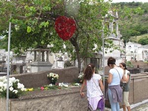 No túmulo de Cazuza, um coração de rosas vermelhas (Foto: Lilian Quaino/G1)