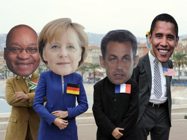 Máscaras do presidente sul-africano, Jacob Zuma, chanceler alemã Angela Merkel, Nicolas Sarkozy e Barack Obama também viraram máscaras no protesto. (Foto: AFP)