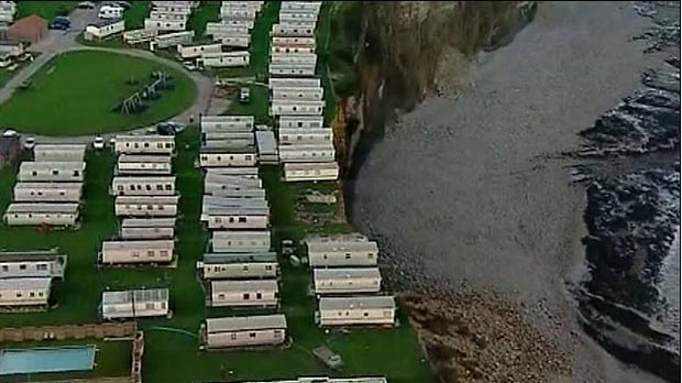 Dezenas de trailers estão à beira de um abismo em uma área turística do sul do País de Gales. (Foto: BBC)