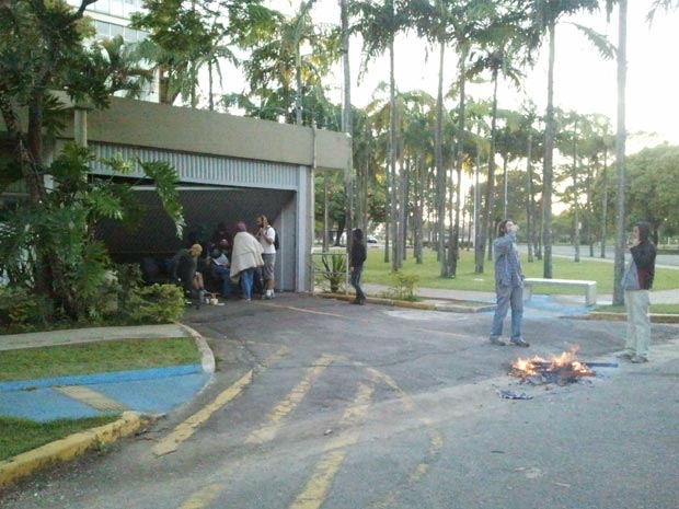 Estudantes permanecem na reitoria da USP na manhã desta quarta (Foto: Glauco Araújo/G1)