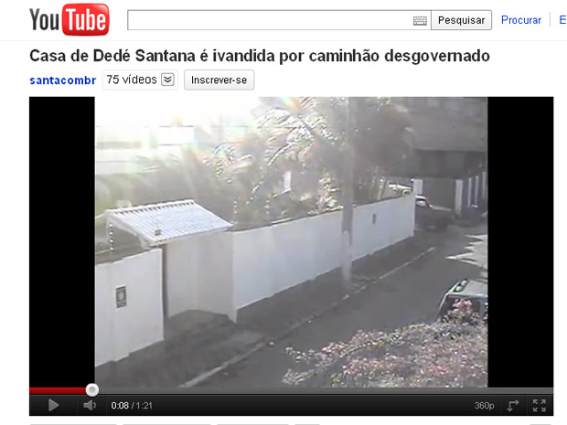 Imagem publicada na internet mostra momento em que caminhonete atinge muro da casa de Dedé Santana (Foto: Reprodução/Youtube)