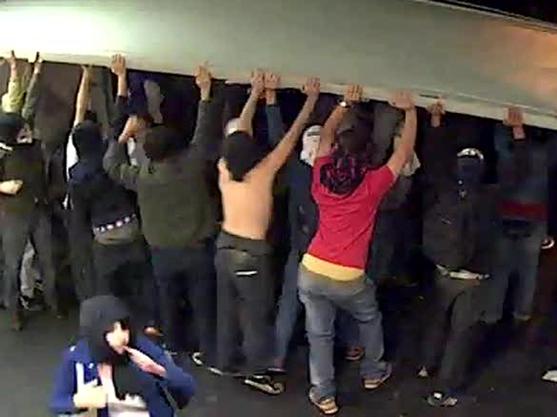 Grupo no momento em que entrou na reitoria (Foto: Divulgação/USP)