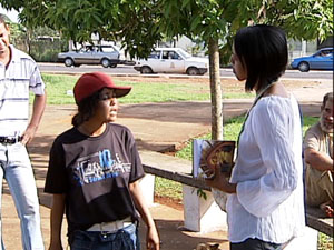 Campanha em Araguari orientar população a não dar esmolas aos moradores de rua.  (Foto: Reprodução/ Tv Integração)
