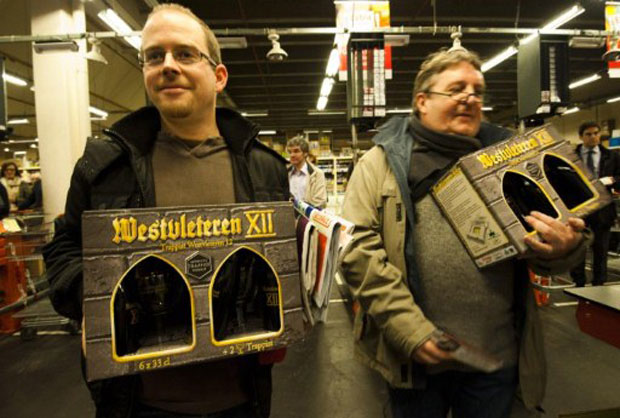 Belgas garantem suas caixas de cerveja na quinta-feira (3) em Bruxelas, quando mais de 85% do estoque já sumiu das prateleiras (Foto: AFP)