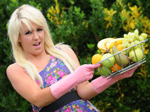 A britânica Chrissie Roberts é alérgica a frutas e legumes frescos (Foto: Caters News)