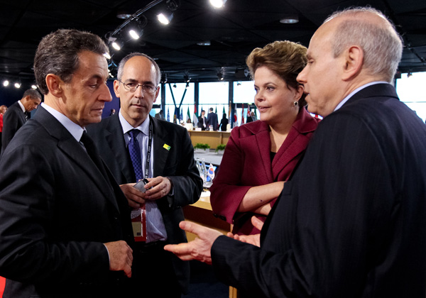 Ao lado do ministro da Fazenda, Guido Mantega, a presidente Dilma Rousseff conversa com o presidente da França, Nicolas Sarkozy, durante reunião do G20, em Cannes; encontro foi marcado por discussões sobre a crise na zona do euro. (Foto: Roberto Stuckert Filho/PR)